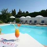 La En L'ile - 2 Piscines & מלון