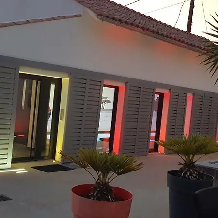 La En L'ile - 2 Piscines & نوارموتيير أون ليل