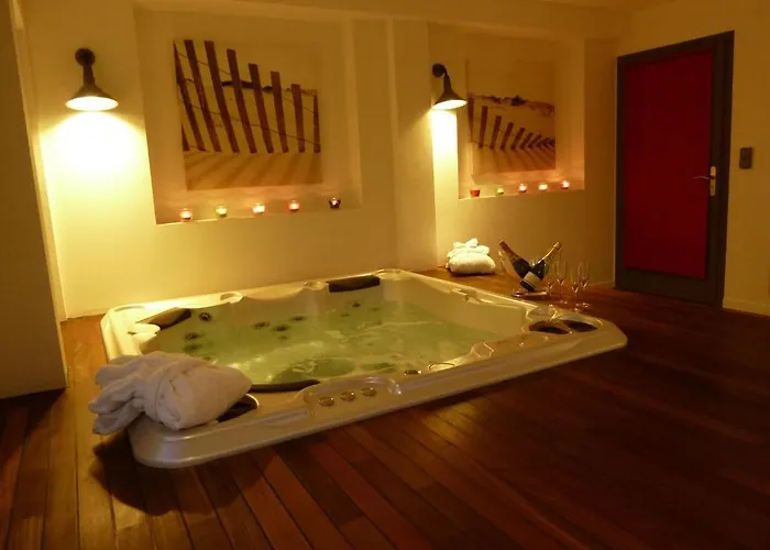 La En L'ile - 2 Piscines & ホテル ノワールムーティエ